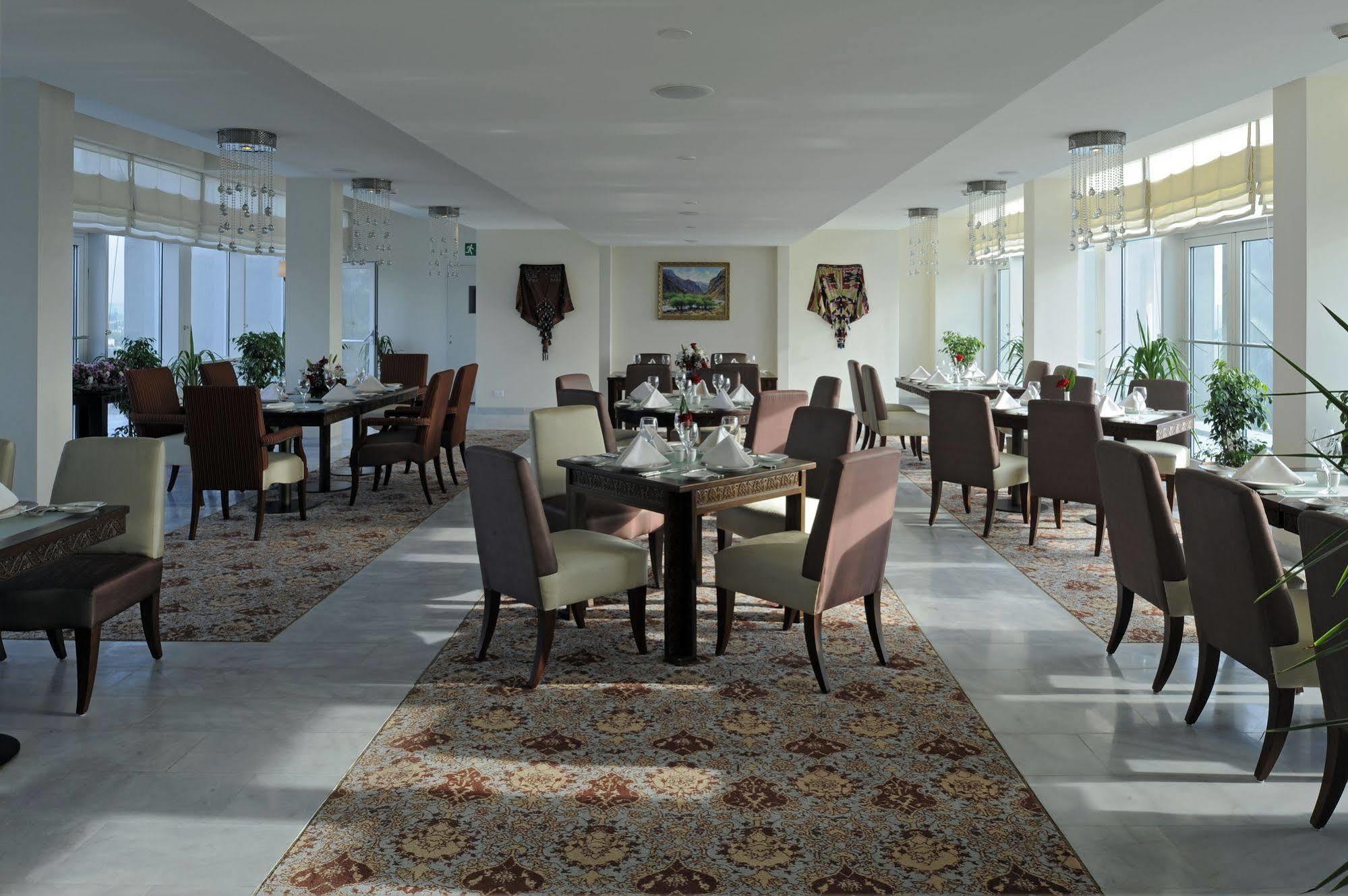 Dushanbe Serena Hotel Extérieur photo